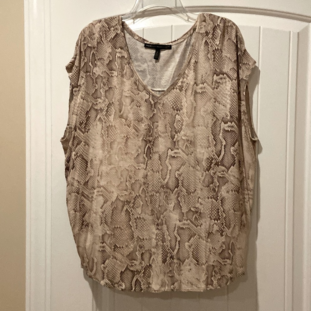 White House Black Market WHBM Jetsetter tee brown cream snake print size Large